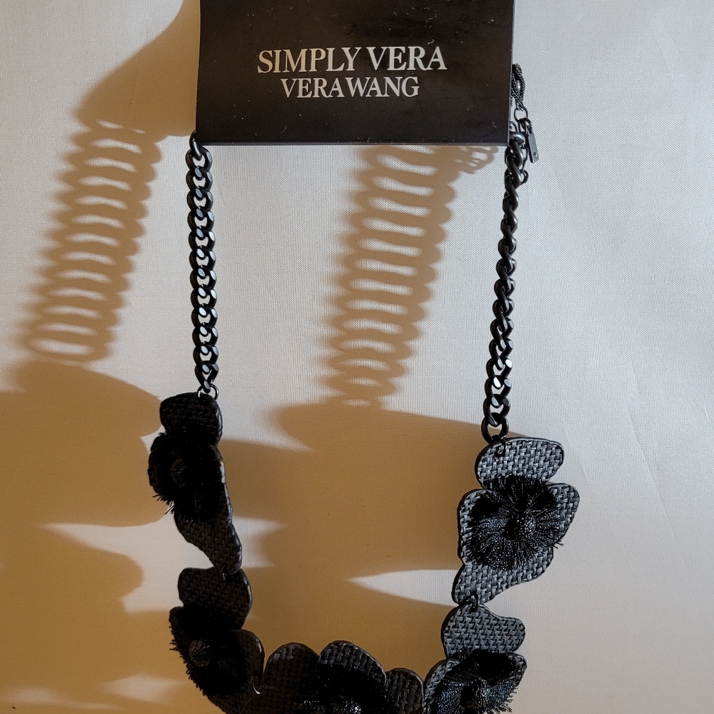 Artistic NWT Simply Vera Vera Wang Necklace